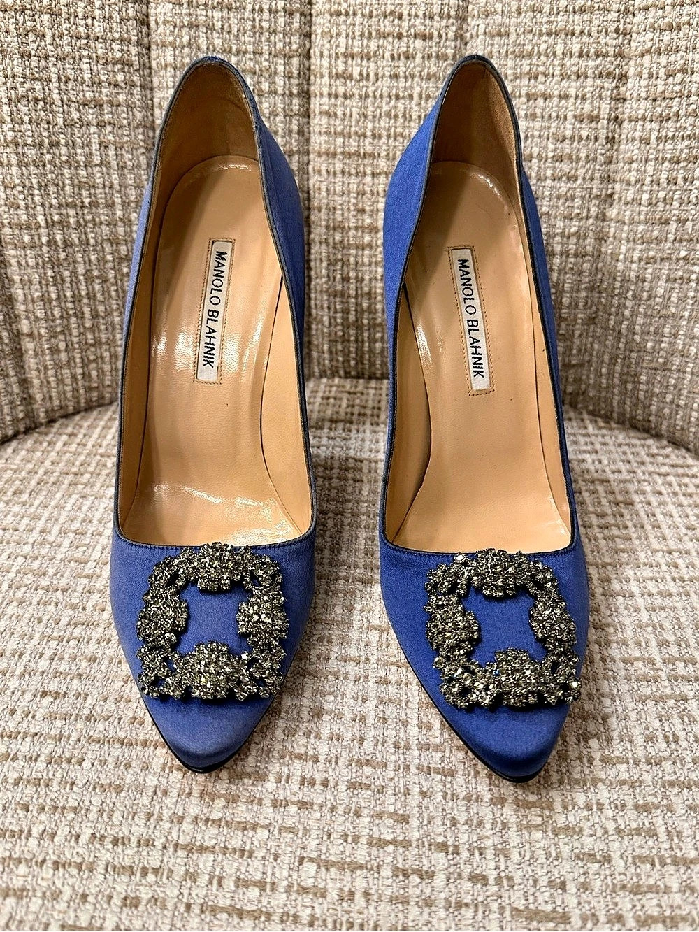 Manolo Blahnik Hangisi 105 Blue Satin Crystal Buckle Pumps EU 391⁄2